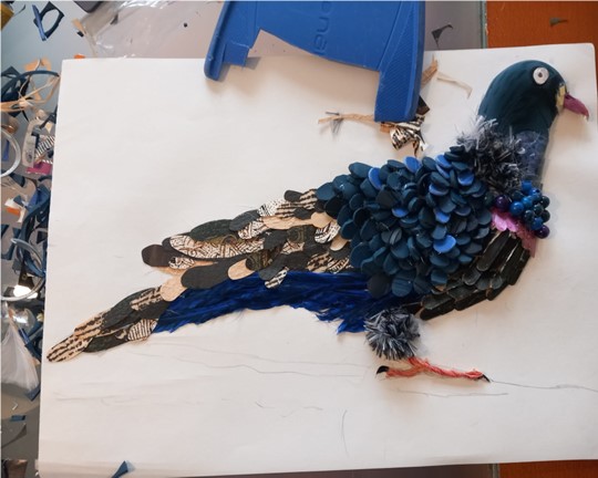 Mais uma fase do trabalho da collage de um pombo pelo 8.º C.