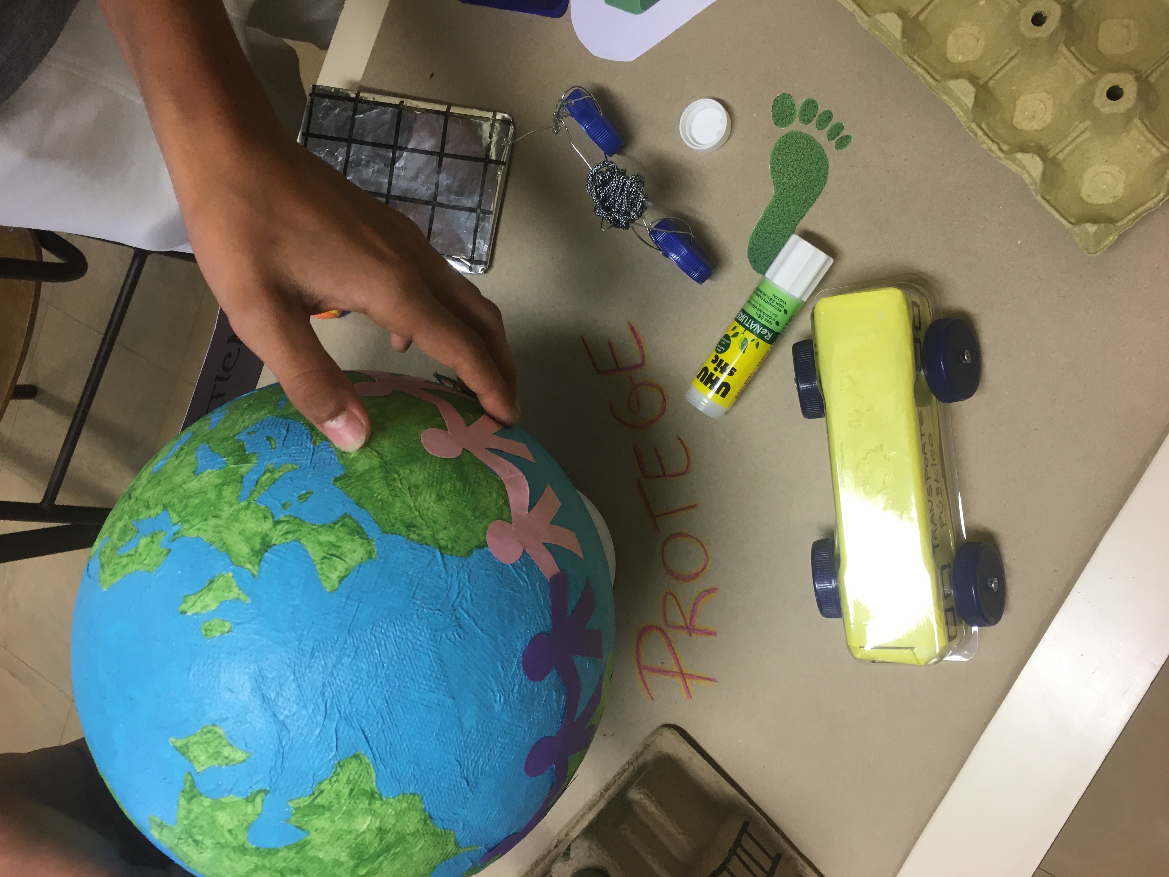 Fase de montagem e colagem do planeta Terra (centro da maquete) e dos componentes referentes às ações humanas positivas.