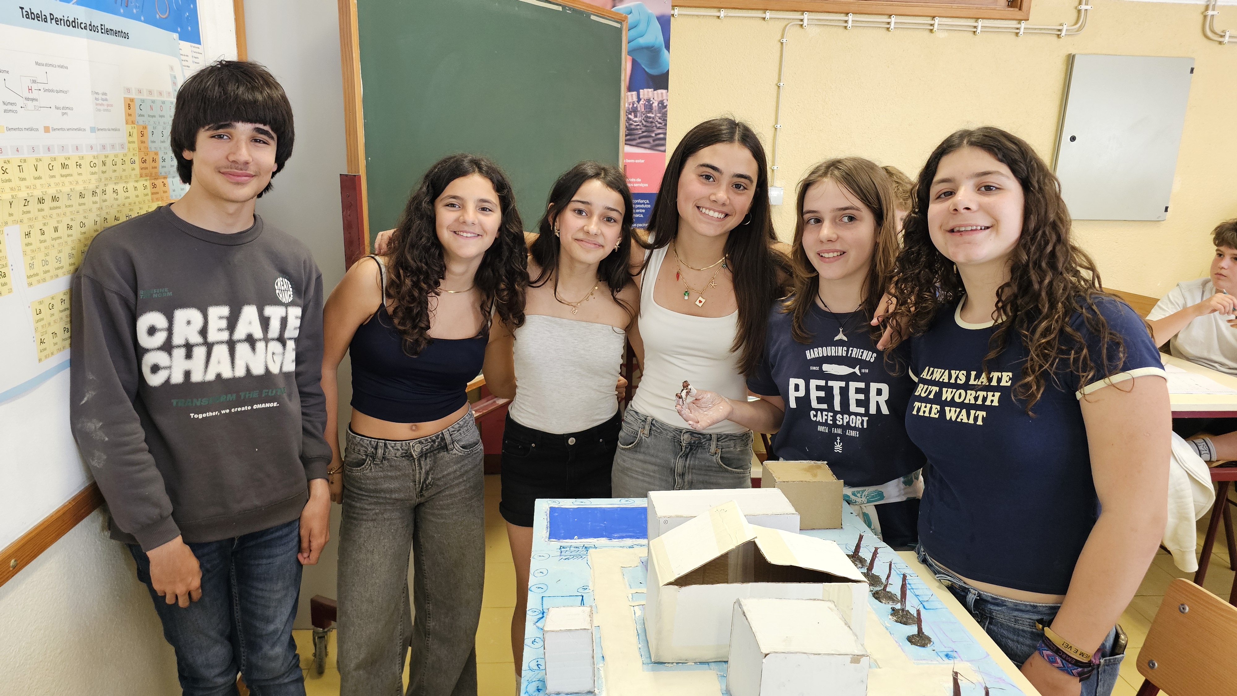 Alguns alunos que elaboraram a maquete