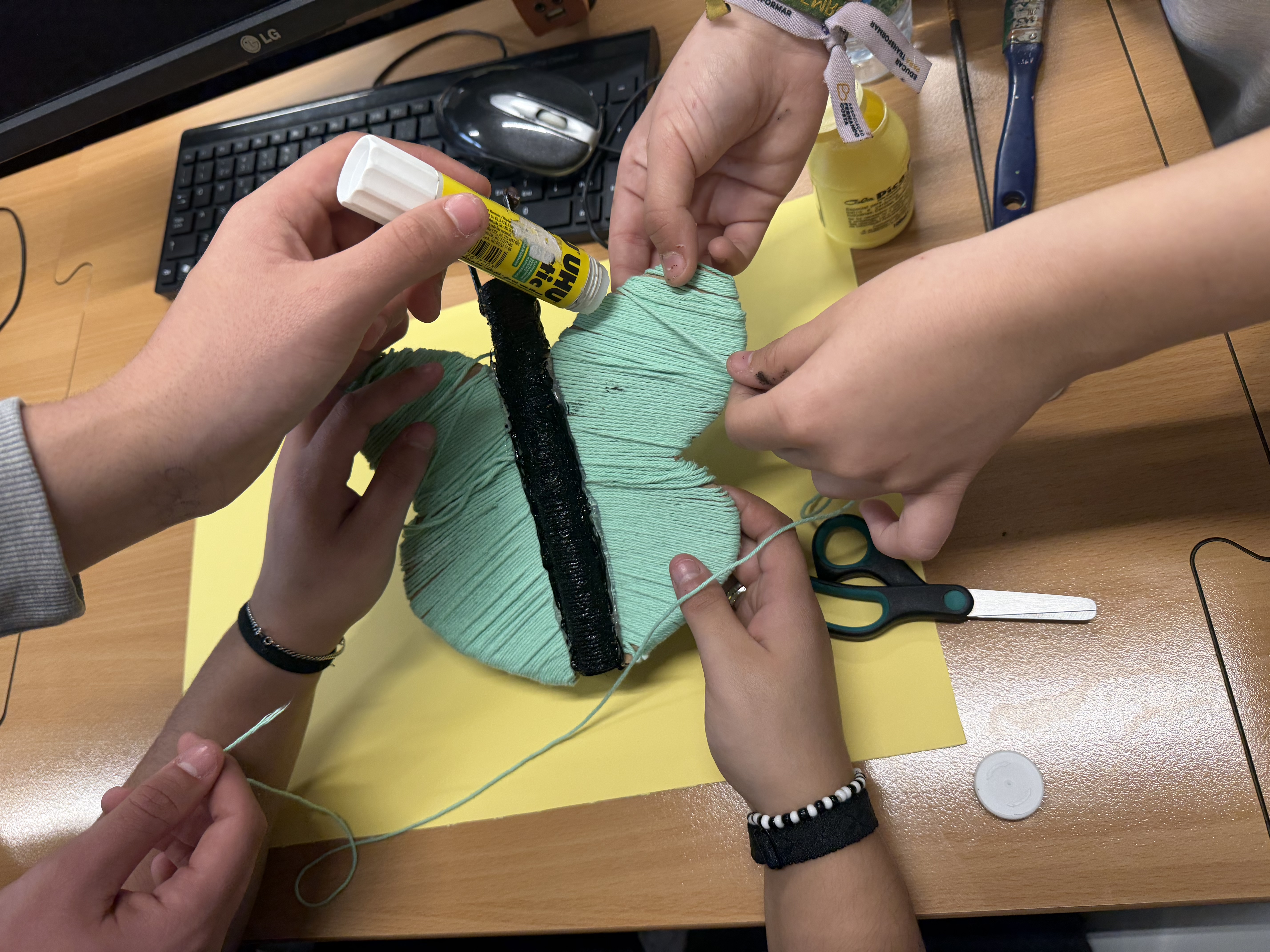 Montagem e colagem dos elementos da borboleta com material reciclável