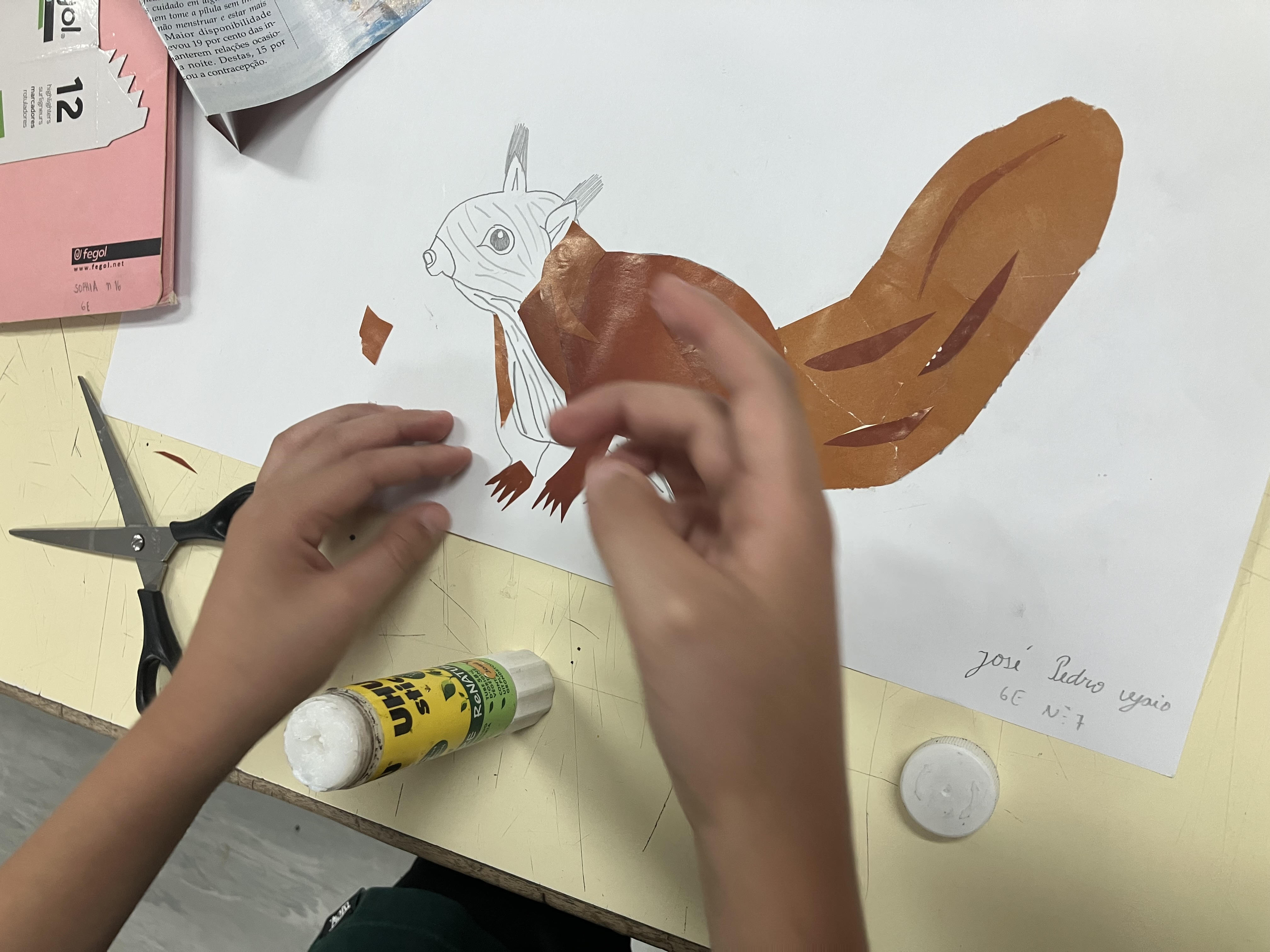 “O esquilo-vermelho da nossa escola”<br />
Exploração da técnica da colagem, trabalho em desenvolvimento.