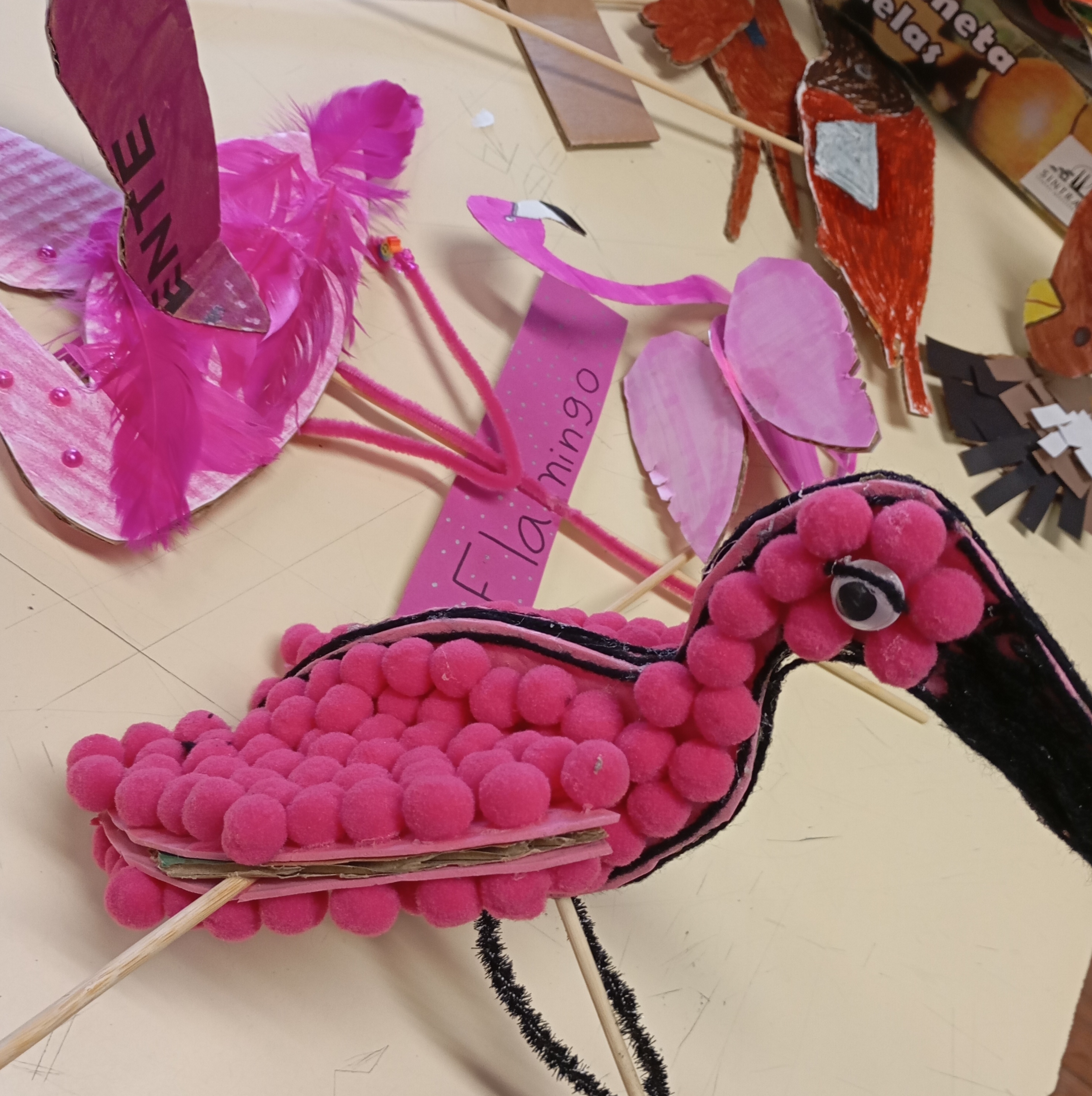 Construção de aves que permanecem neste estuário alguns períodos do ano.