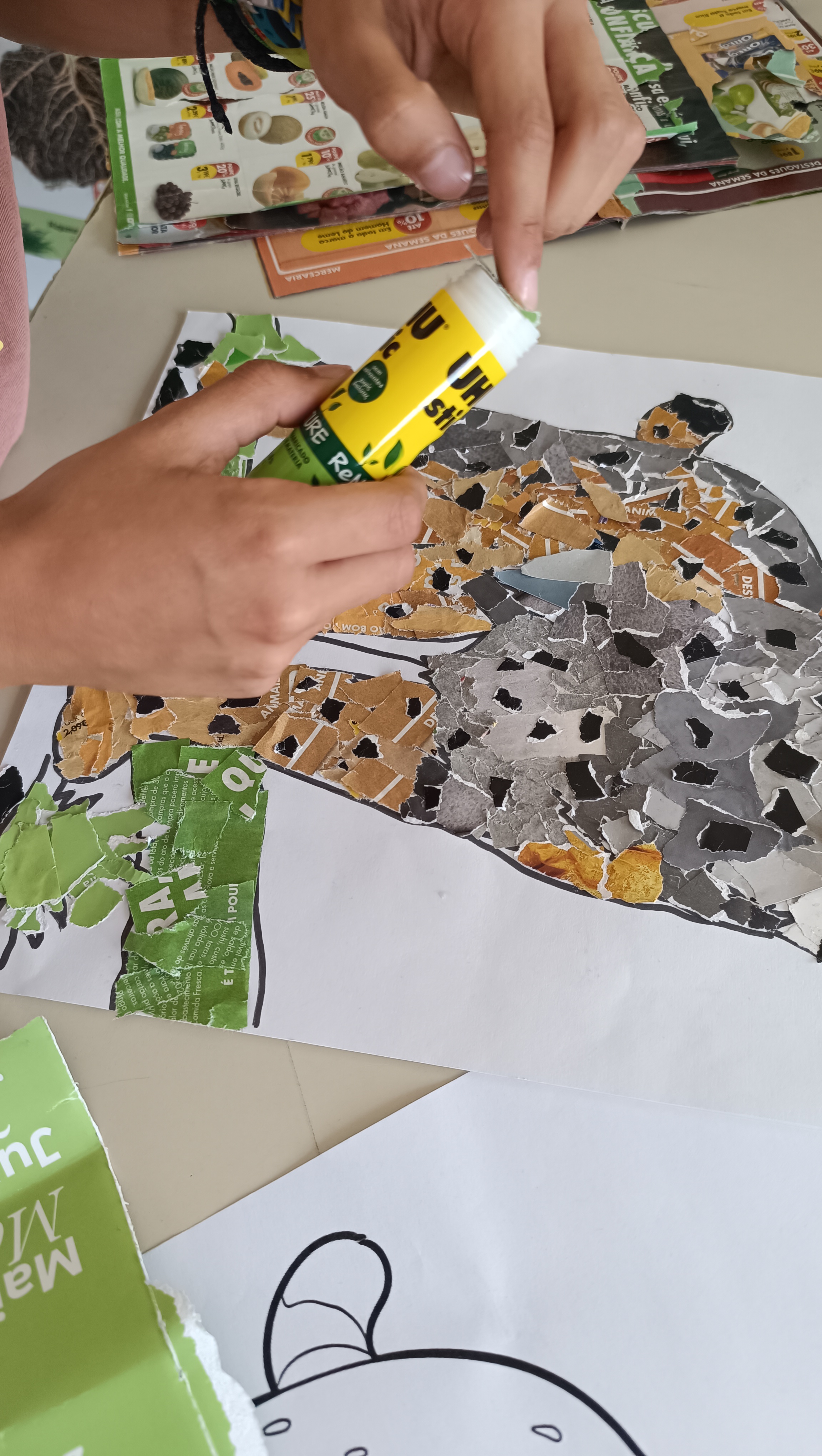 Trabalho de equipa: dando vida ao lince com pequenos pedaços de papel.