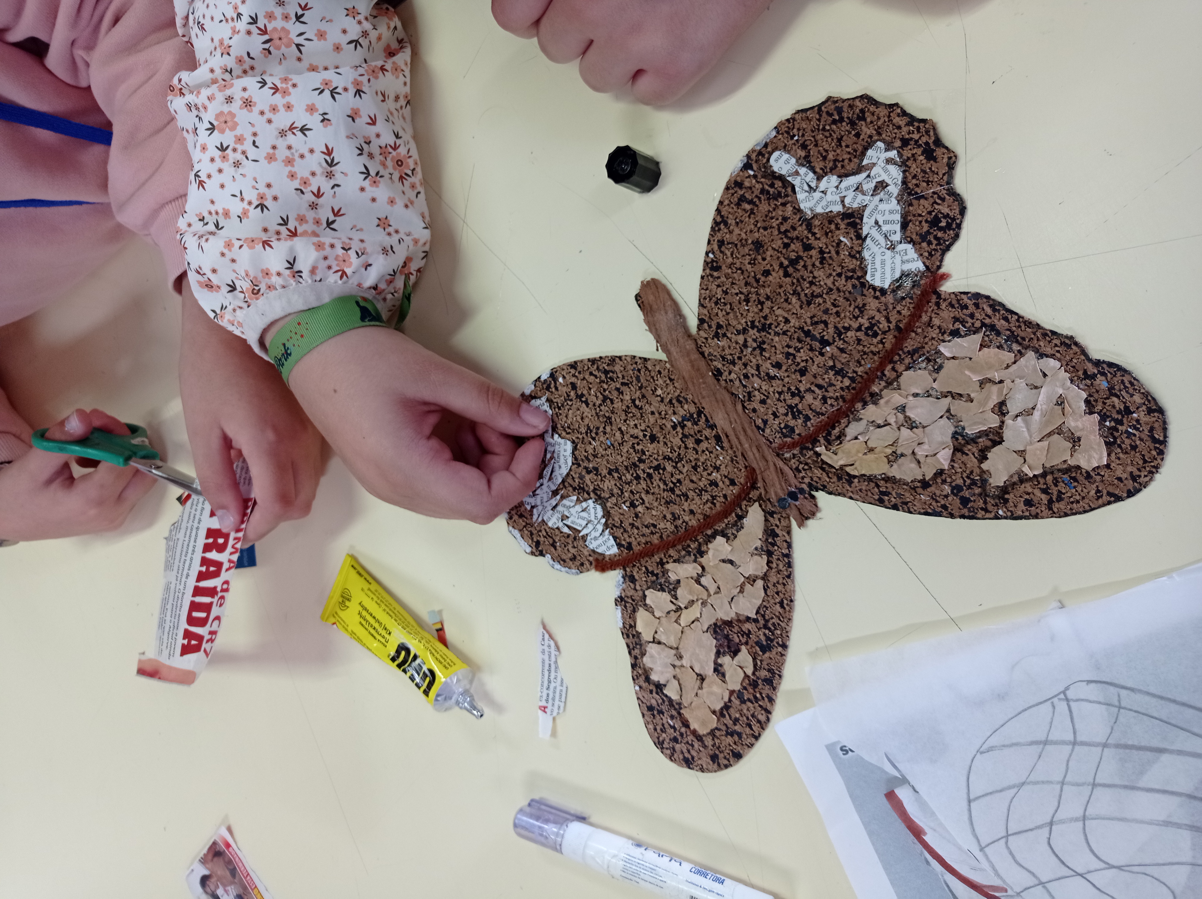 Finalização da colagem, com a reutilização de materiais diversos.
