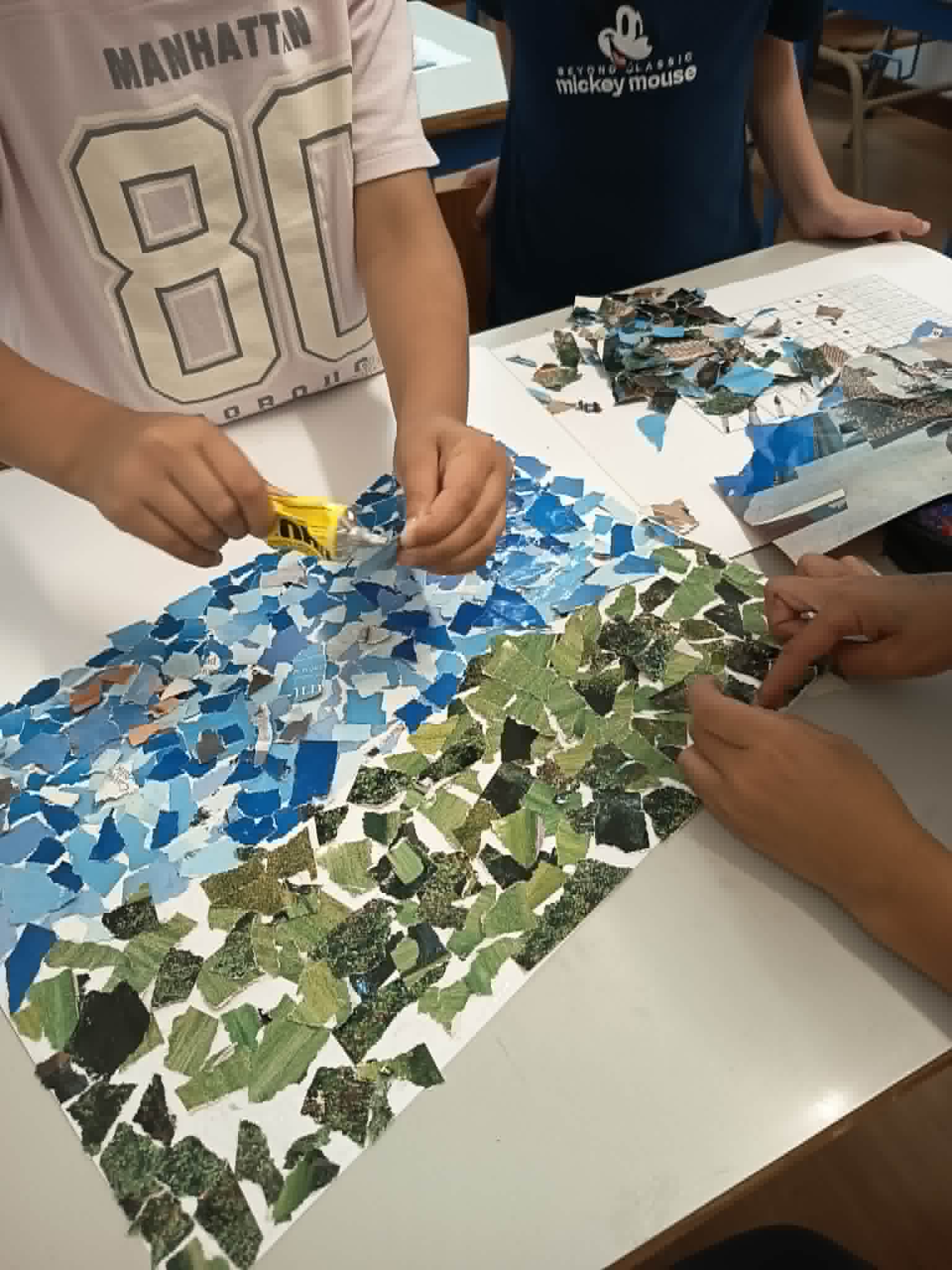 Representação do habitat do bis-bis – a Floresta Laurissilva, onde o verde predominante da vegetação se funde harmoniosamente com o azul do céu, criando um ambiente rico em biodiversidade e essencial para a sobrevivência desta espécie.