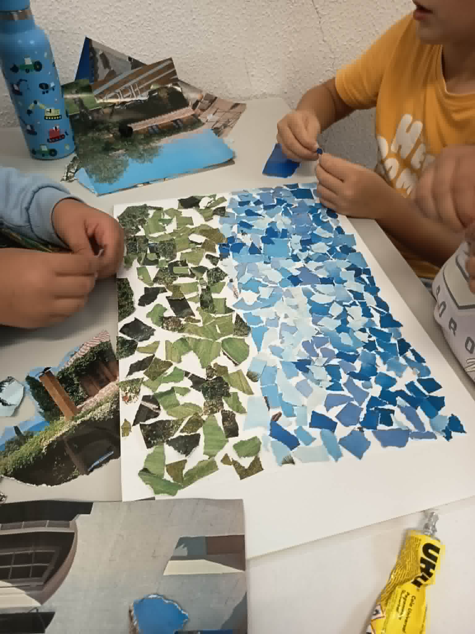 Representação do habitat do bis-bis na Floresta Laurissilva, com destaque para o contraste entre o verde da floresta e o envolvente céu azul, simbolizando a beleza e o equilíbrio deste habitat natural.