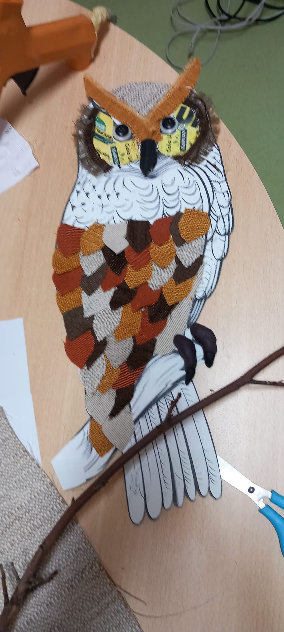 Colagem dos materiais no desenho escolhido