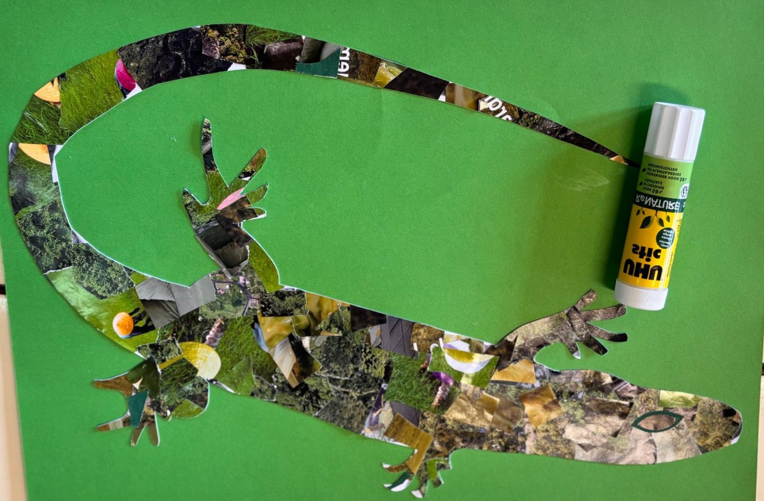 Resultado final do trabalho de colagem do lagarto. Este trabalho foi inspirado no lagarto residente no Jardim de Infância, promovendo a criatividade, a reutilização de materiais e a valorização de um animal nativo português.