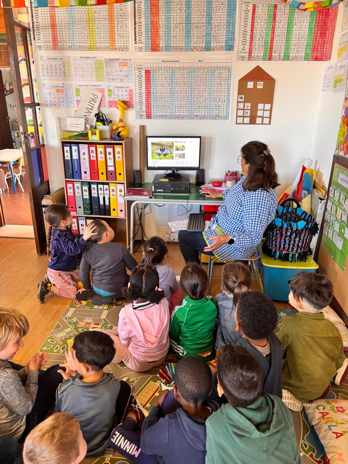Realização de uma pesquisa sobre vários animais nativos portugueses. Após a exploração e partilha de ideias, foi feita uma votação para escolher o animal e comoseria de esperar, o nosso “lagartinho”, residente no Jardim de Infância, foi o vencedor.