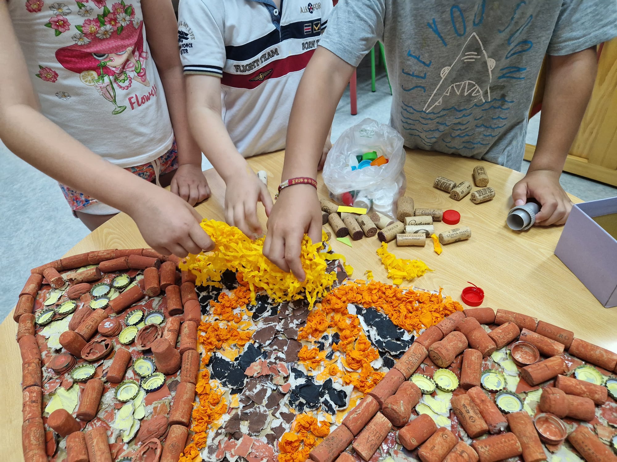 Entre criatividade, colaboração e sustentabilidade, os alunos colocam os últimos materiais e dão por concluída a ‘Asas de Reciclagem’.