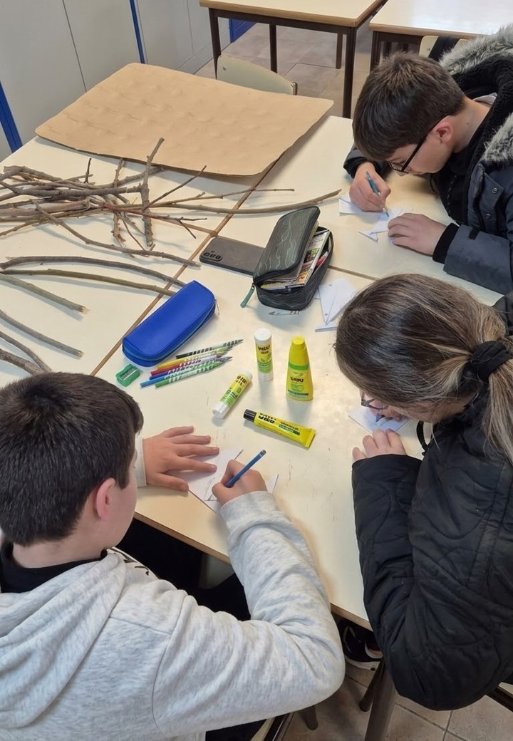 Título: Conceção e preparação do projeto<br />
Legenda: Momento de trabalho colaborativo entre os alunos durante a preparação da maquete e a organização dos materiais.