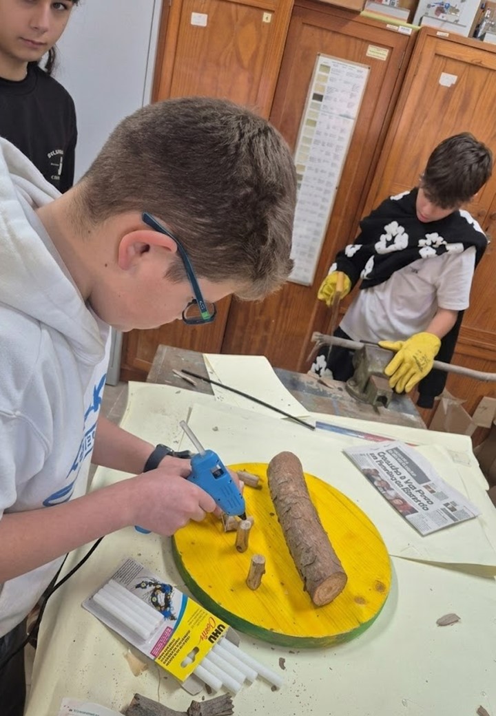 Título: Fase de construção e montagem<br />
Legenda: Trabalho prático de construção da maquete, com montagem dos componentes e aplicação dos materiais selecionados.