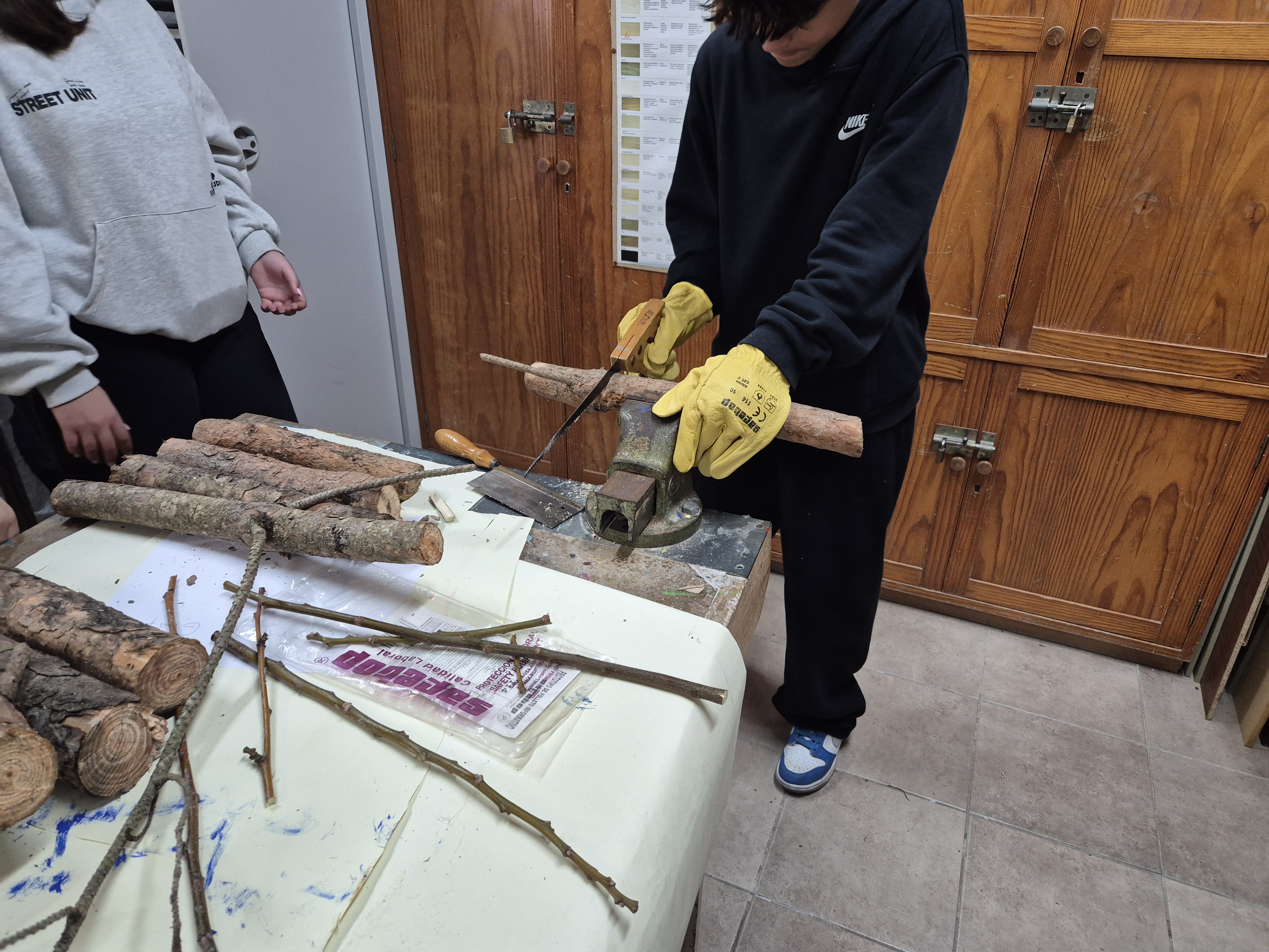 Título: Preparação dos elementos em madeira<br />
Legenda: Corte e preparação dos elementos em madeira natural destinados à construção da maquete.