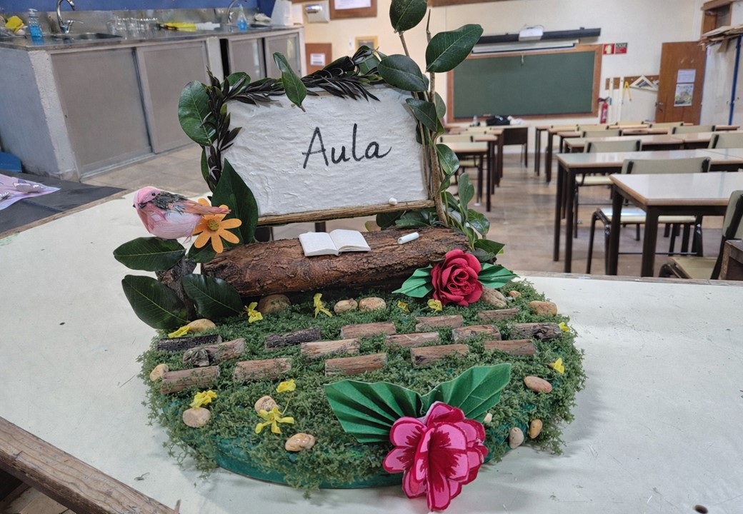 Título: Maquete final - composição global<br />
Legenda: Apresentação da composição global da maquete, representando o espaço escolar exterior, concebida com elementos naturais e materiais reutilizados.