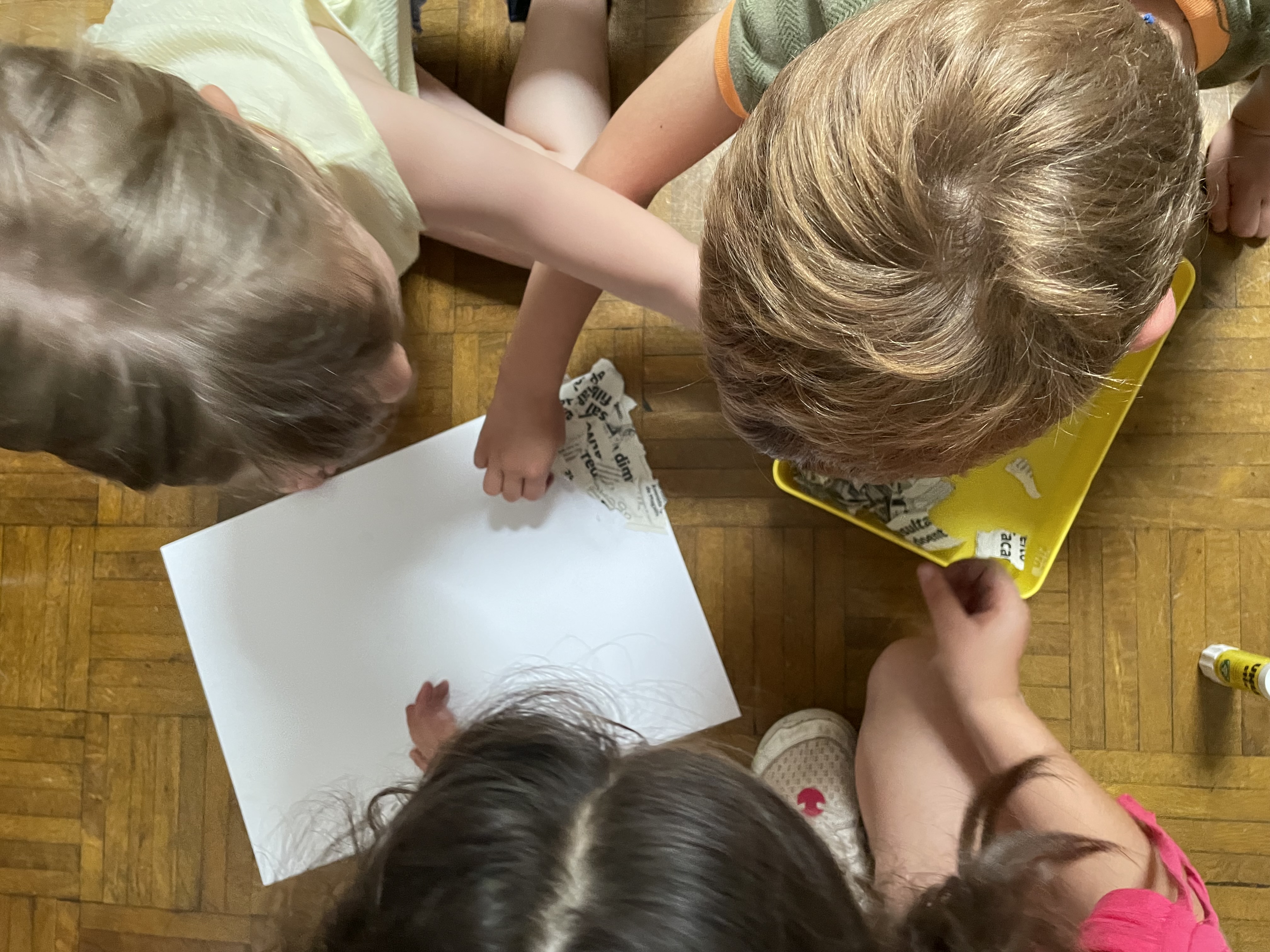 Os alunos rasgaram papel de jornal e colaram para revestir a base do papel onde iriam fazer o animal.